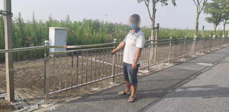 星空体育网站入口女子在上海马路上偷12片护栏用于家里装修被刑拘(图1)