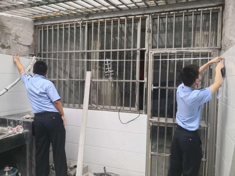 星空体育网站入口女子在上海马路上偷12片护栏用于家里装修被刑拘(图4)